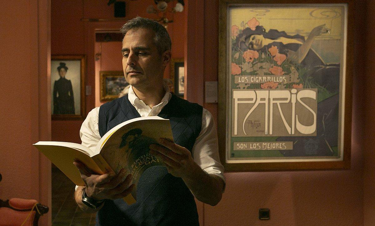 Gabriel Pinós, con el catálogo de la exposición ‘Barcelona i Els Quatre Gats. Un gir vers la modernitat’, en la galería Gothsland.
