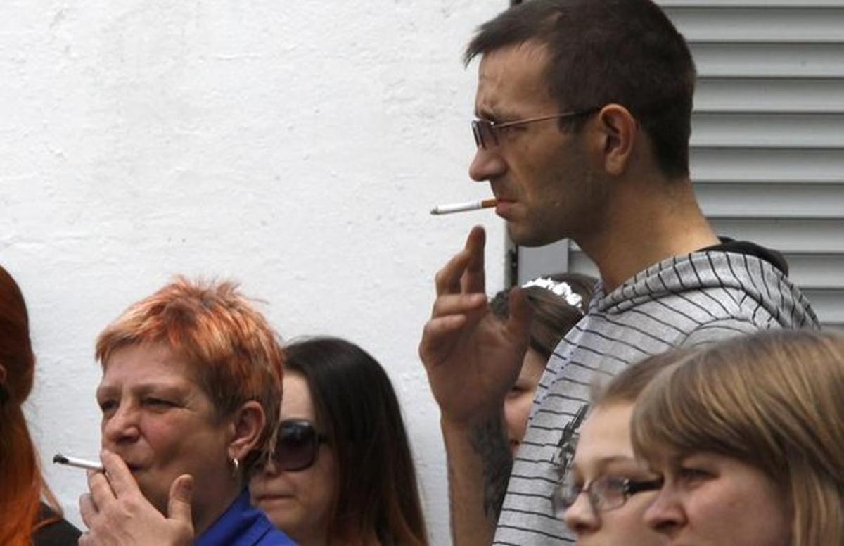Varias personas fuman en la calle en San Petersburgo, horas antes de la entrada en vigor de la ley antitabaco.