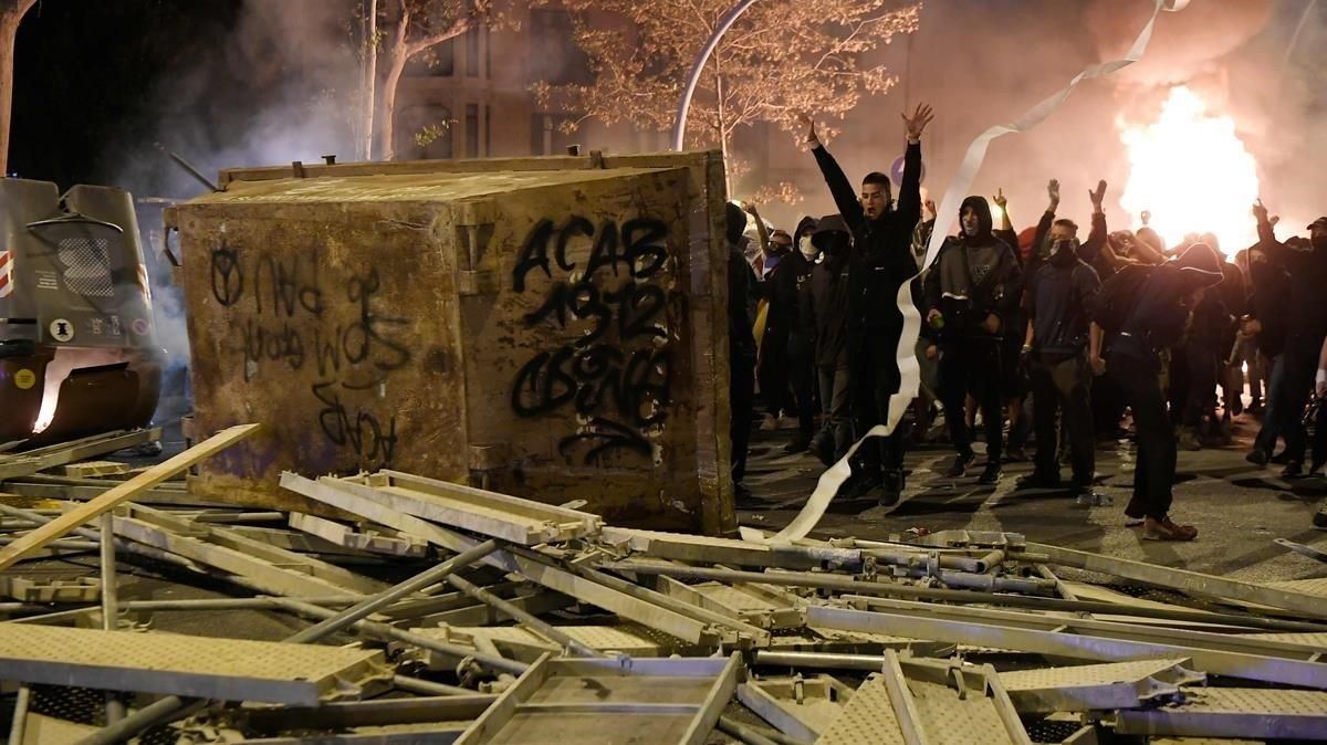 Manifestantes cortando una calle con barricadas en el centro de Barcelona Manifestantes cortando una calle con barricadas en el centro de Barcelona