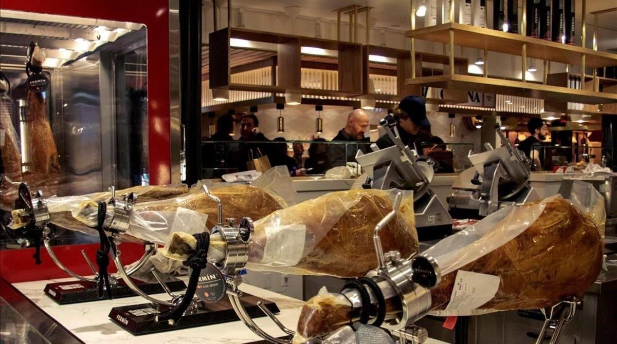 Patas de jamón ibérico en el restaurante Mercado Little Spain, en Nueva York. Patas de jamón ibérico en el restaurante Mercado Little Spain, en Nueva York.