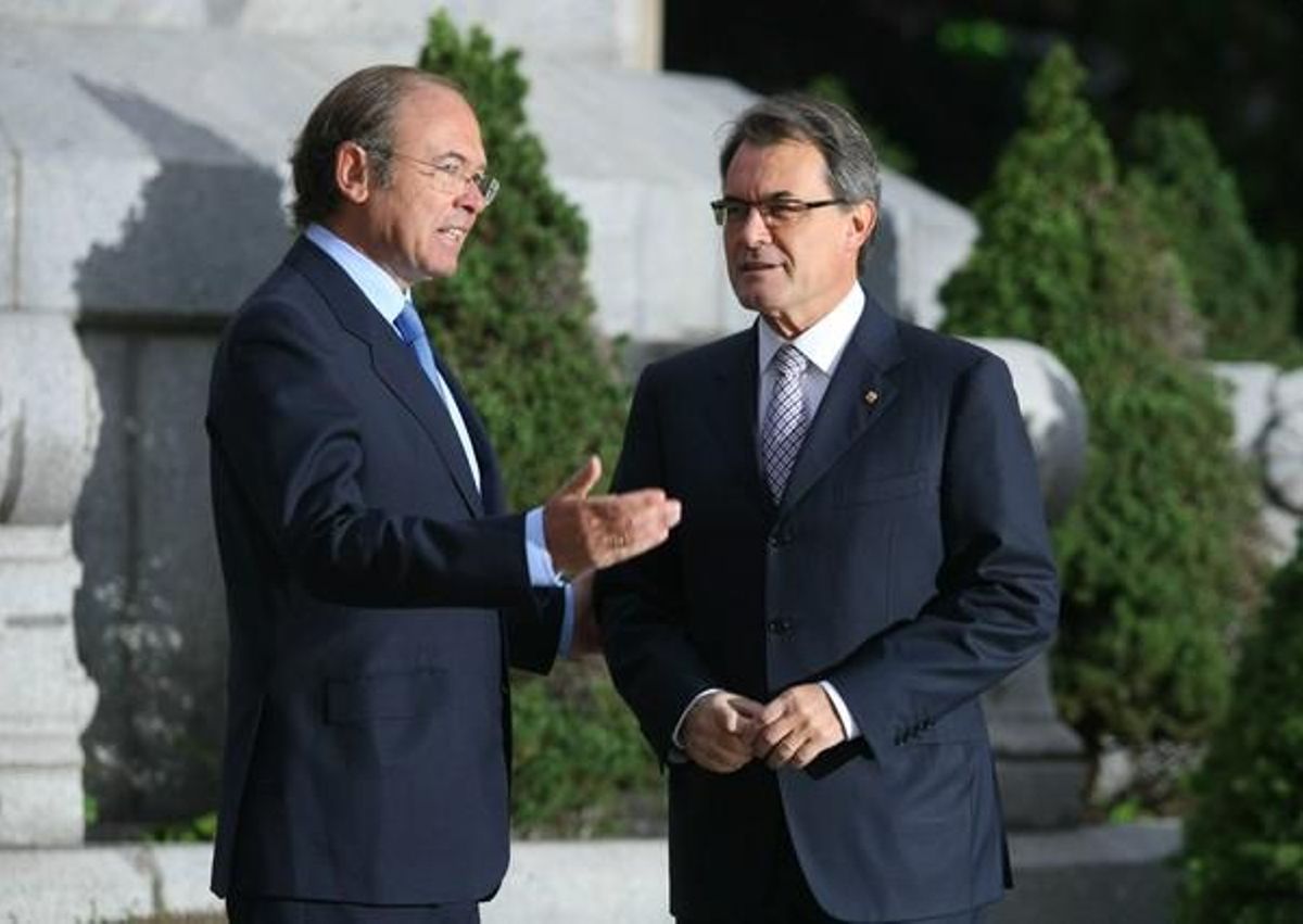El presidente del Senado, Pío García-Escudero, recibe a Artur Mas, a su llegada a la Conferencia de Presidentes, este martes. El presidente del Senado, Pío García-Escudero, recibe a Artur Mas, a su llegada a la Conferencia de Presidentes, este martes.