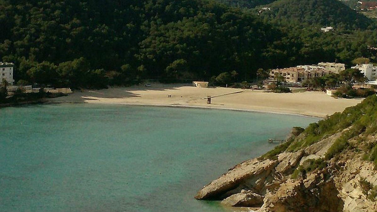 Aspecto de la playa de Cala Llonga, en cuya urbanización se ha ahogado un niño de 4 años, este lunes. Aspecto de la playa de Cala Llonga, en cuya urbanización se ha ahogado un niño de 4 años, este lunes.