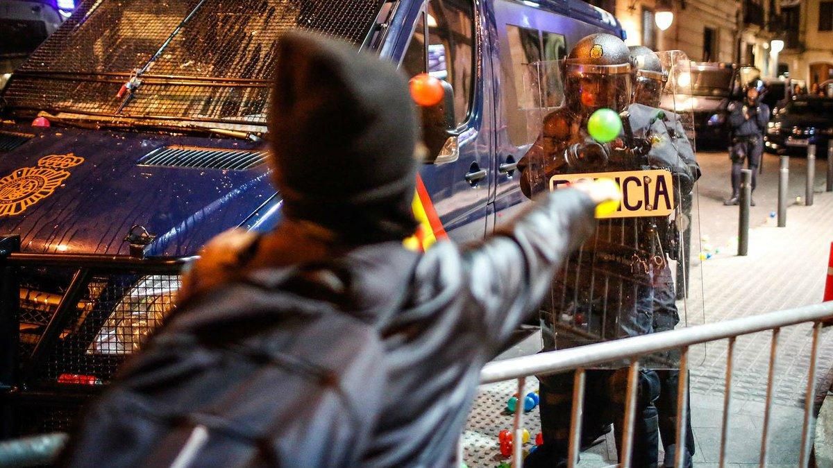 Un manifestante lanza una pelota a un policía, este sábado junto a la jefatura de Via Laietana Un manifestante lanza una pelota a un policía, este sábado junto a la jefatura de Via Laietana