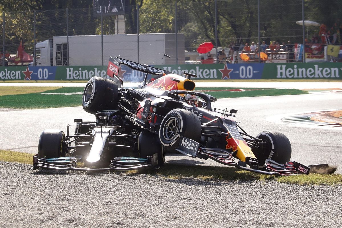 El Red Bull de Verstappen cae sobre el Mercedes de Lewis Hamilton en Monza. El Red Bull de Verstappen cae sobre el Mercedes de Lewis Hamilton en Monza.