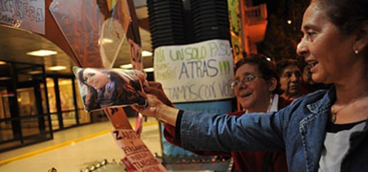 Ciudadanos argentinos expresan su apoyo a Kirchner a las puertas de la clínica Favaloro, esta madrugada en Buenos Aires. Ciudadanos argentinos expresan su apoyo a Kirchner a las puertas de la clínica Favaloro, esta madrugada en Buenos Aires.