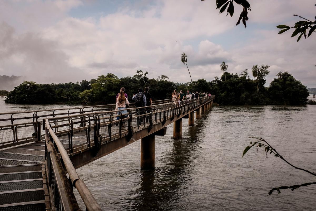 Una de las pasarelas que llevan hasta las cataratas del Iguazú.