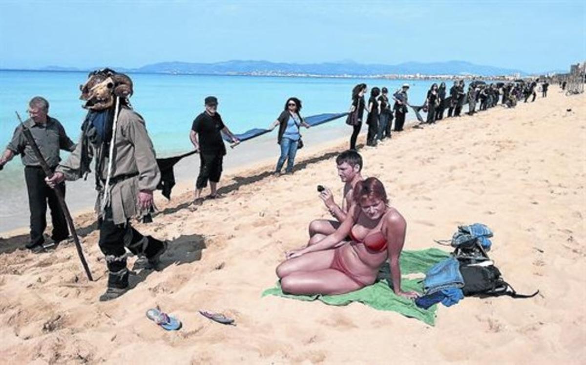 Protesta contra las prospecciones sísmicas, el sábado en una playa de Palma de Mallorca.