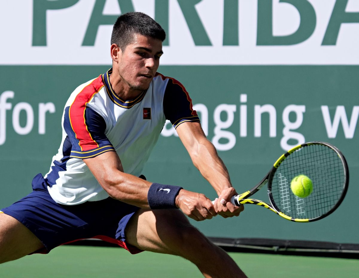 Alcaraz se estira para alcanzar una pelota de Murray Alcaraz se estira para alcanzar una pelota de Murray