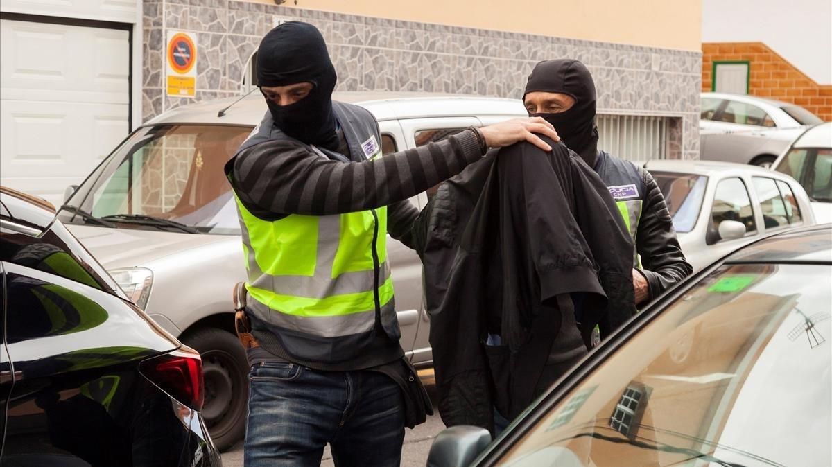 Agentes de la Policía Nacional detienen a un individuo relacionado con una red yihadista en Tenerife. Agentes de la Policía Nacional detienen a un individuo relacionado con una red yihadista en Tenerife.