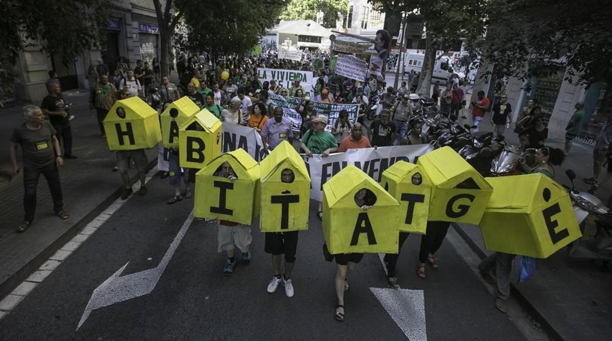 Protesta contra los precios abusivos de los alquileres, en Barcelona.