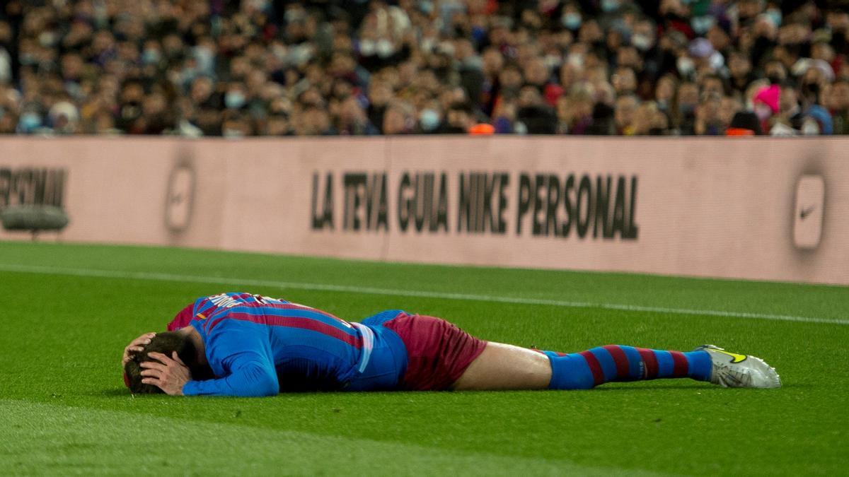 Piqué yace en el suelo, lesionado, en uno de los últimos partidos del Barça.