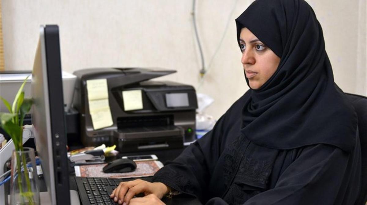 Nassima al-Sadah, candidata a los consejos municipales de la ciudad de Qatif, trabajando en su oficina.