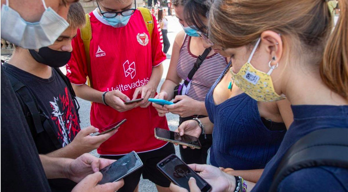Un grupo de adolescentes, absortos en sus móviles