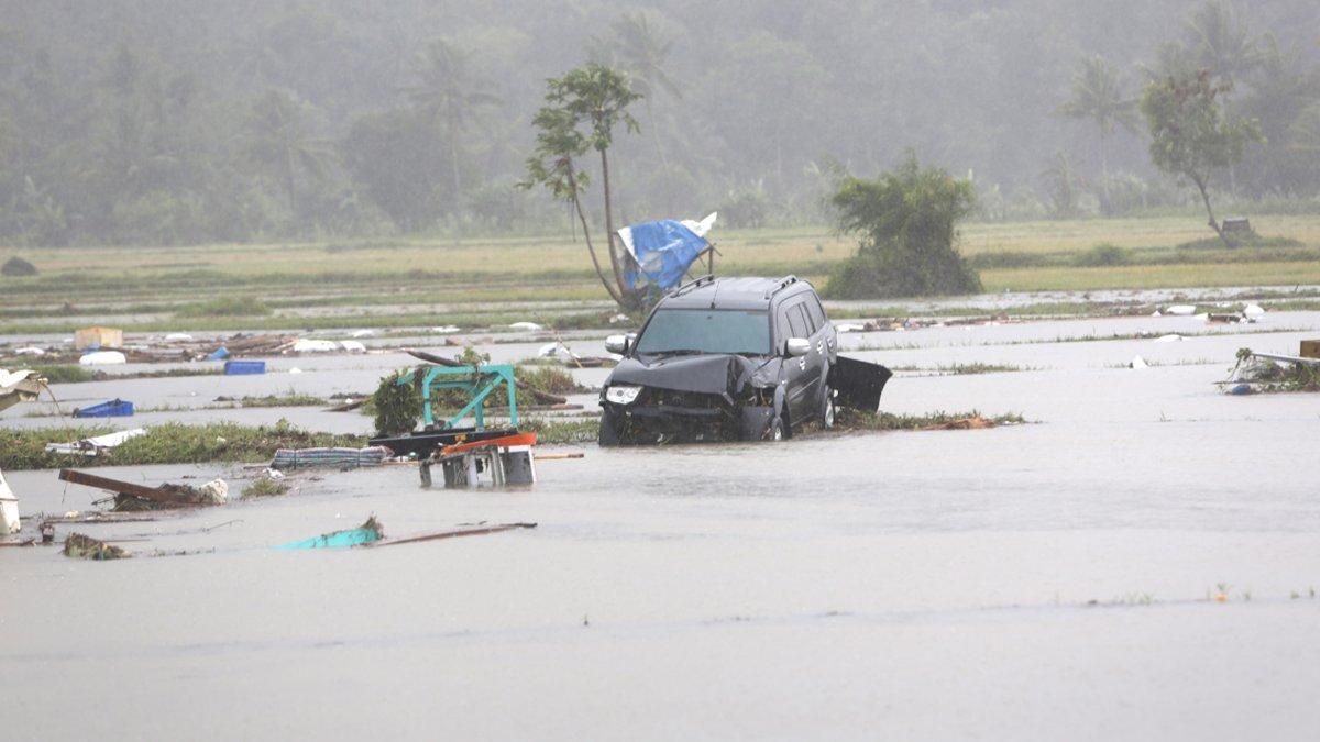 Anyer (Indonesia), 23/12/2018.- A ruined vehicle sits in the water after a tsunami hit Sunda Strait in Anyer, Banten, Indonesia, 23 December 2018. According to the Indonesian National Board for Disaster Management (BNPB), at least 43 people dead and 584 others have been injured after a tsunami hit the coastal regions of the Sunda Strait. EFE/EPA/ADI WEDA Anyer (Indonesia), 23/12/2018.- A ruined vehicle sits in the water after a tsunami hit Sunda Strait in Anyer, Banten, Indonesia, 23 December 2018. According to the Indonesian National Board for Disaster Management (BNPB), at least 43 people dead and 584 others have been injured after a tsunami hit the coastal regions of the Sunda Strait. EFE/EPA/ADI WEDA