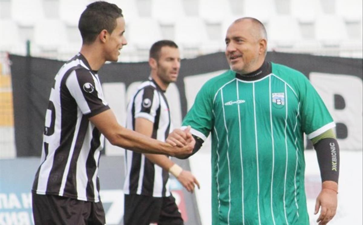 Borisov (derecha) saluda a Yovchev, hermano de la modelo Borislava Yovcheva, durante un partido. Borisov (derecha) saluda a Yovchev, hermano de la modelo Borislava Yovcheva, durante un partido.