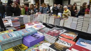 Puesto de venta de libros durante la ’diada’ de Sant Jordi del 2019,   