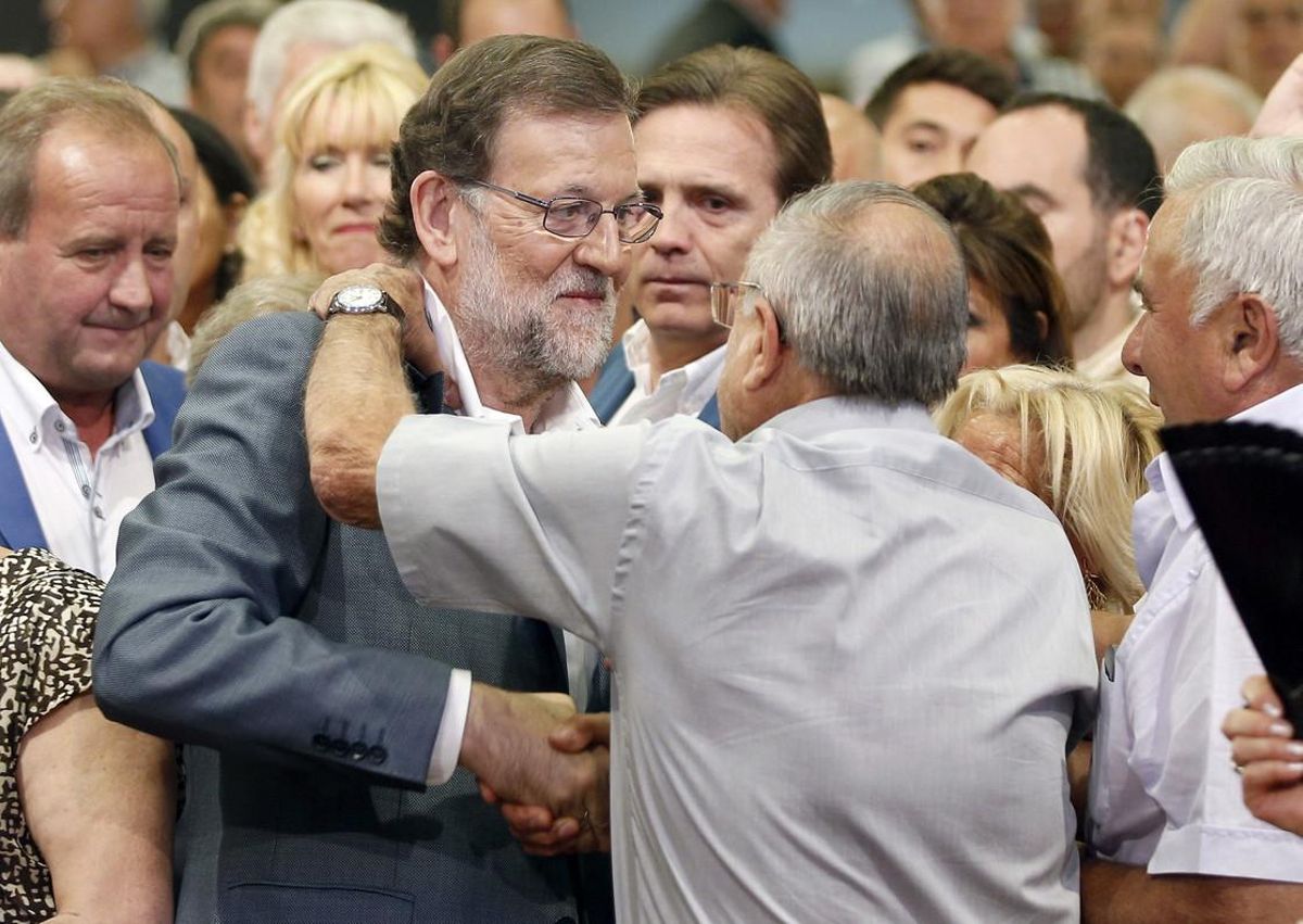 Rajoy saluda a un simpatizante a su llegada al mitin electoral que ha ofrecido en la Llotja de Lleida. Rajoy saluda a un simpatizante a su llegada al mitin electoral que ha ofrecido en la Llotja de Lleida.
