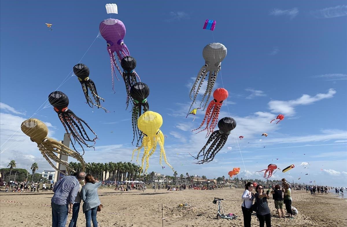 Mil Cometas Alzan El Vuelo En Castelldefels Para Reivindicar La Paz