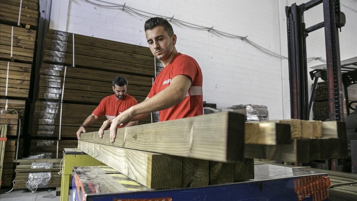 Pol Campillo, en la empresa Mausa, en Montcada i Reixac, donde cursó sus prácticas del programa Fem Ocupació y actualmente trabaja. Pol Campillo, en la empresa Mausa, en Montcada i Reixac, donde cursó sus prácticas del programa Fem Ocupació y actualmente trabaja.