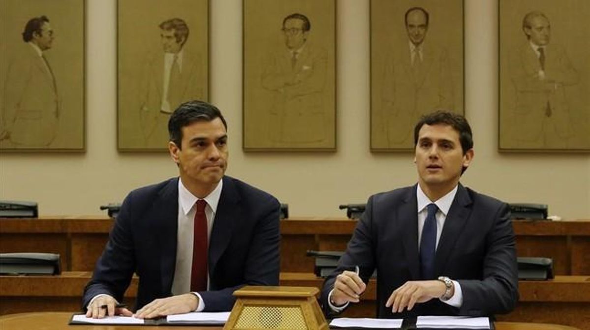 Sánchez y Rivera, durante la firma del acuerdo de legislatura, este miércoles en el Congreso. Sánchez y Rivera, durante la firma del acuerdo de legislatura, este miércoles en el Congreso.