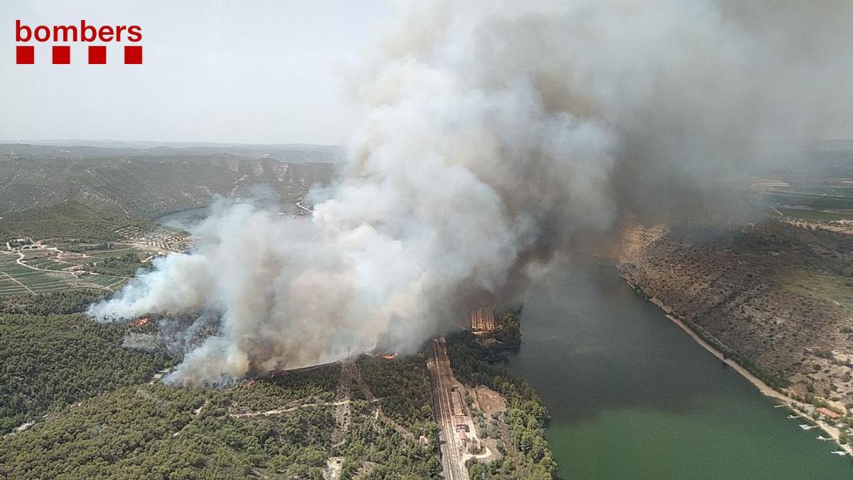 Humareda generada por el incendio en la Pobla de Massaluca.