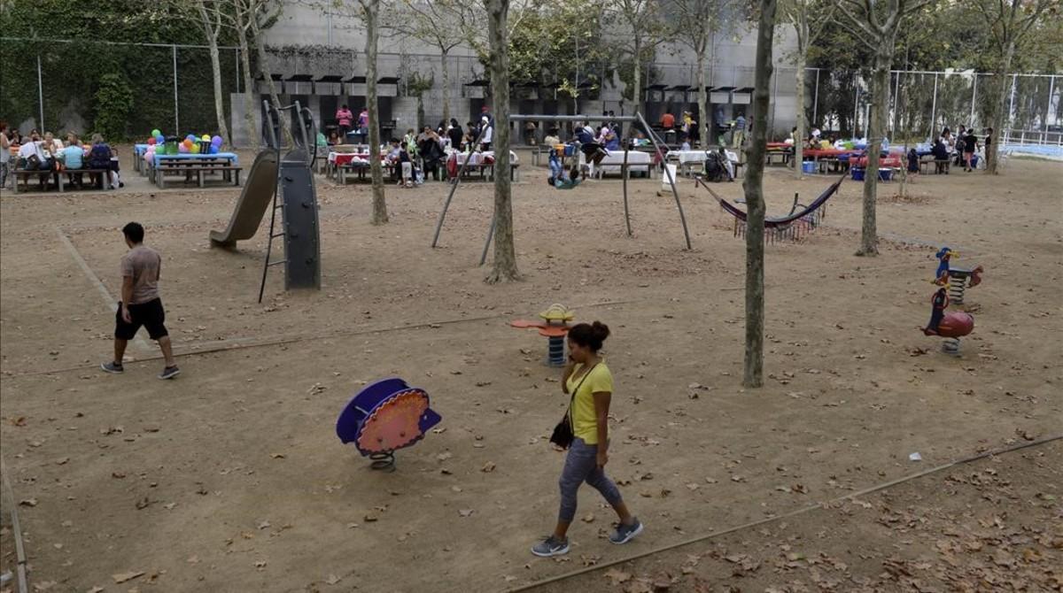 Zona de juegos infantiles en el parque de la Trinitat.