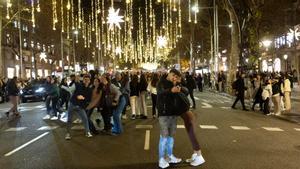 Barceloneses salen a ver el encendido de las luces de Navidad en el Paseo de Gracia
