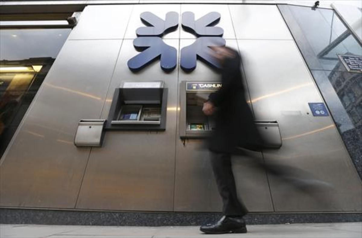 Un transeúnte, ante un cajero del Royal Bank of Scotland en Londres. Un transeúnte, ante un cajero del Royal Bank of Scotland en Londres.