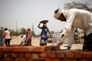Trabajadores de la construcción de Nueva Delhi, en un día de calor extremo en el país.