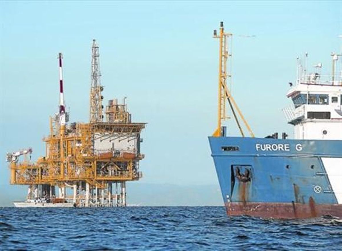 La plataforma del almacén submarino de gas Castor La plataforma del almacén submarino de gas Castor