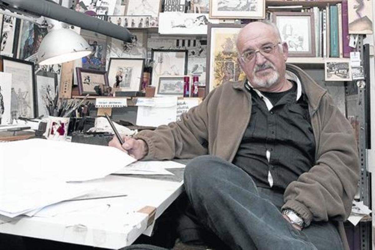 El dibujante Jordi Bernet, en su estudio del barrio de Sant Andreu.