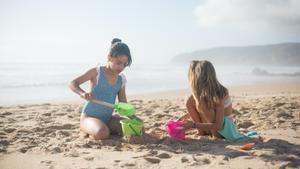 Dos niñas juegan en la playa