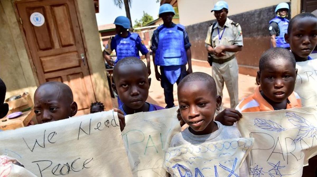 Niños esperan la llegada del Papa Francisco en un campo de refugiados en Bangui controlados por soldados de Naciones Unidas.