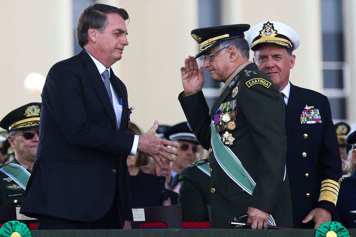 El presidente brasileño, Jair Bolsonaro, saluda al general del Ejército Eduardo Pujol durante una ceremonia en Brasilia en el 2019. El presidente brasileño, Jair Bolsonaro, saluda al general del Ejército Eduardo Pujol durante una ceremonia en Brasilia en el 2019.