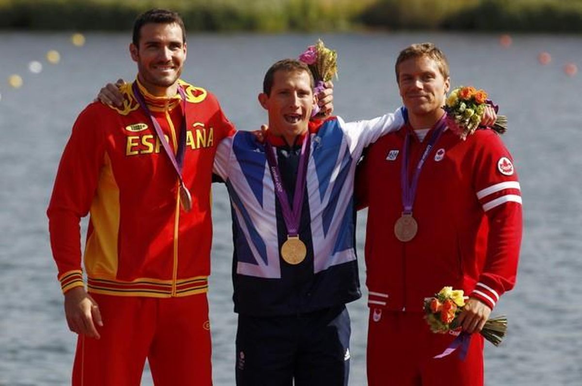Saúl Craviotto, a la izquierda, posa con su medalla de plata junto al ganador de la prueba de K-1 200 metros, el británico Ed McKeever, en el centro, y el tercer clasificado, el canadiense Mark de Jonge. Saúl Craviotto, a la izquierda, posa con su medalla de plata junto al ganador de la prueba de K-1 200 metros, el británico Ed McKeever, en el centro, y el tercer clasificado, el canadiense Mark de Jonge.