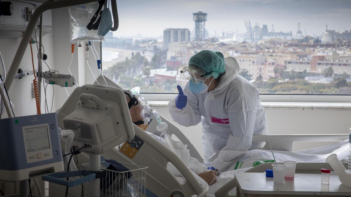 Paciente ingresado por covid en una habitación del Hospital del Mar de Barcelona. Paciente ingresado por covid en una habitación del Hospital del Mar de Barcelona.