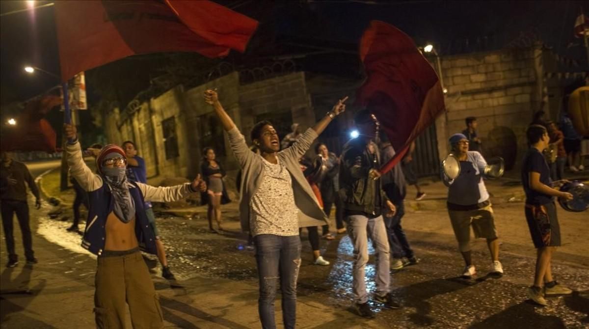 Manifestantes en Tegucigalpa denuncian fraude electoral en Honduras, Manifestantes en Tegucigalpa denuncian fraude electoral en Honduras,