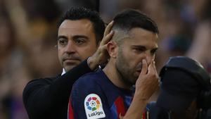 Xavi anima a Alba tras sustituirle en su último partido en el Camp Nou. 