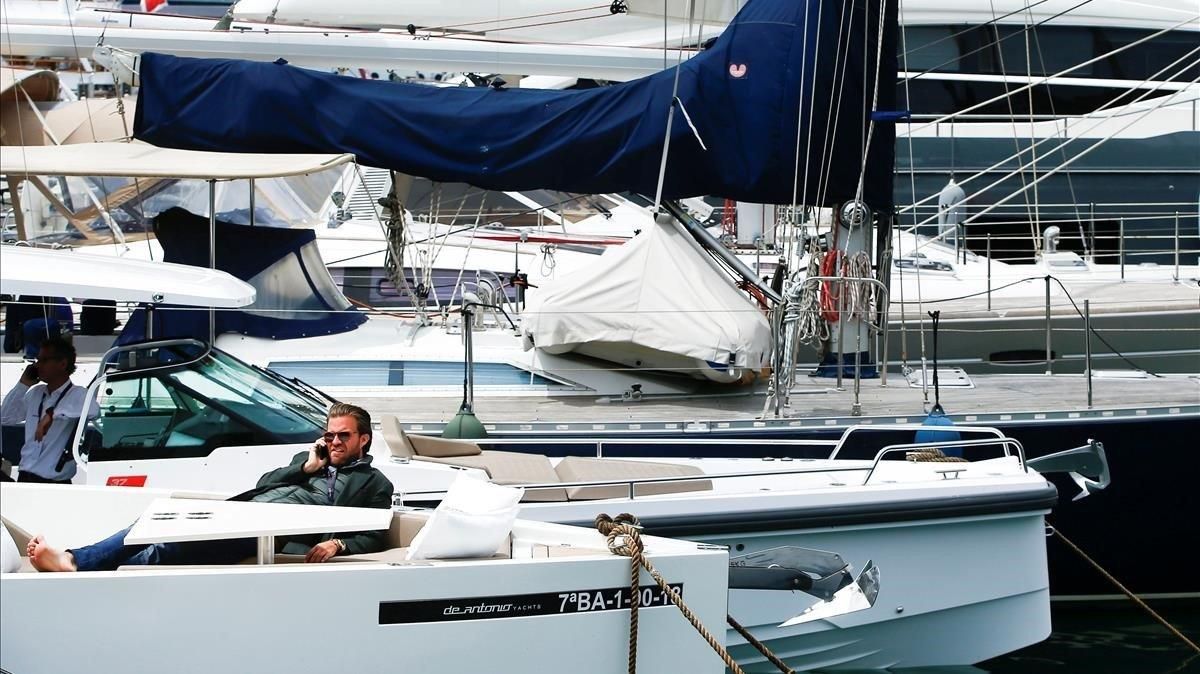 Yates de lujo en el puerto de Barcelona. Yates de lujo en el puerto de Barcelona.