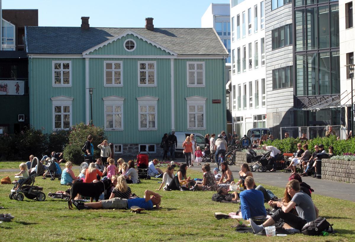 La plaza del Parlamento de Reykiavik. La plaza del Parlamento de Reykiavik.