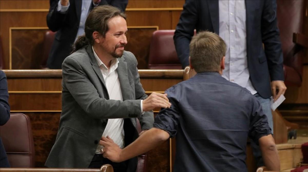 Pablo Iglesias felicita a Xavier Domènech tras su discurso en el Congreso de los Diputados. 