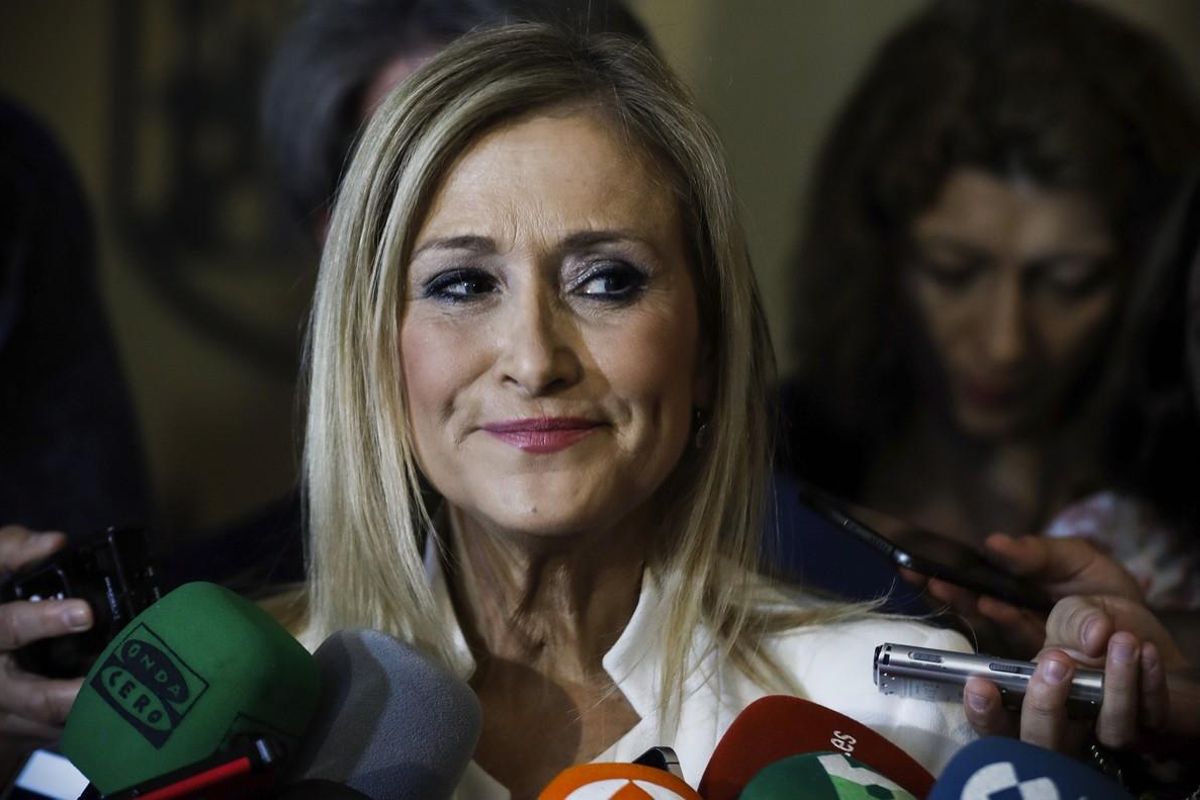 GRA096 MADRID 02 06 2017 - La presidenta regional Cristina Cifuentes responde a los medios a su llegada para comparecer en la comision de investigacion por corrupcion de la Asamblea de Madrid sobre los contratos de adjudicacion de la cafeteria del Parlamento en 2009 y 2011 EFE Emilio Naranjo GRA096 MADRID 02 06 2017 - La presidenta regional Cristina Cifuentes responde a los medios a su llegada para comparecer en la comision de investigacion por corrupcion de la Asamblea de Madrid sobre los contratos de adjudicacion de la cafeteria del Parlamento en 2009 y 2011 EFE Emilio Naranjo