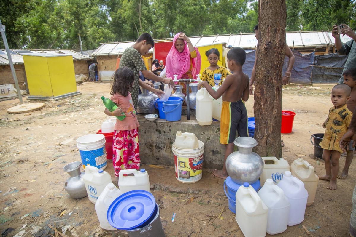 Refugiados rohingyas del campo de Cox’s Bazar, en Bangladesh, recogen agua potable, este miércoles.