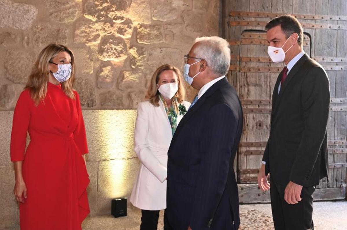 El presidente del Gobierno, Pedro Sánchez; la vicepresidenta primera, Nadia Calviño (2i), y la vicepresidenta segunda, Yolanda Díaz (i), reciben al primer ministro de Portugal, António Costa, el pasado 28 de octubre de 2021 en Trujillo (Cáceres), en la XXXII Cumbre Hispano-Lusa. El presidente del Gobierno, Pedro Sánchez; la vicepresidenta primera, Nadia Calviño (2i), y la vicepresidenta segunda, Yolanda Díaz (i), reciben al primer ministro de Portugal, António Costa, el pasado 28 de octubre de 2021 en Trujillo (Cáceres), en la XXXII Cumbre Hispano-Lusa.