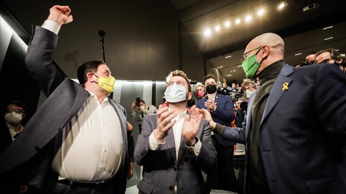 Oriol Junqueras, Raül Romeva y Pere Aragonès, en el mitin de ERC en Badalona. Oriol Junqueras, Raül Romeva y Pere Aragonès, en el mitin de ERC en Badalona.