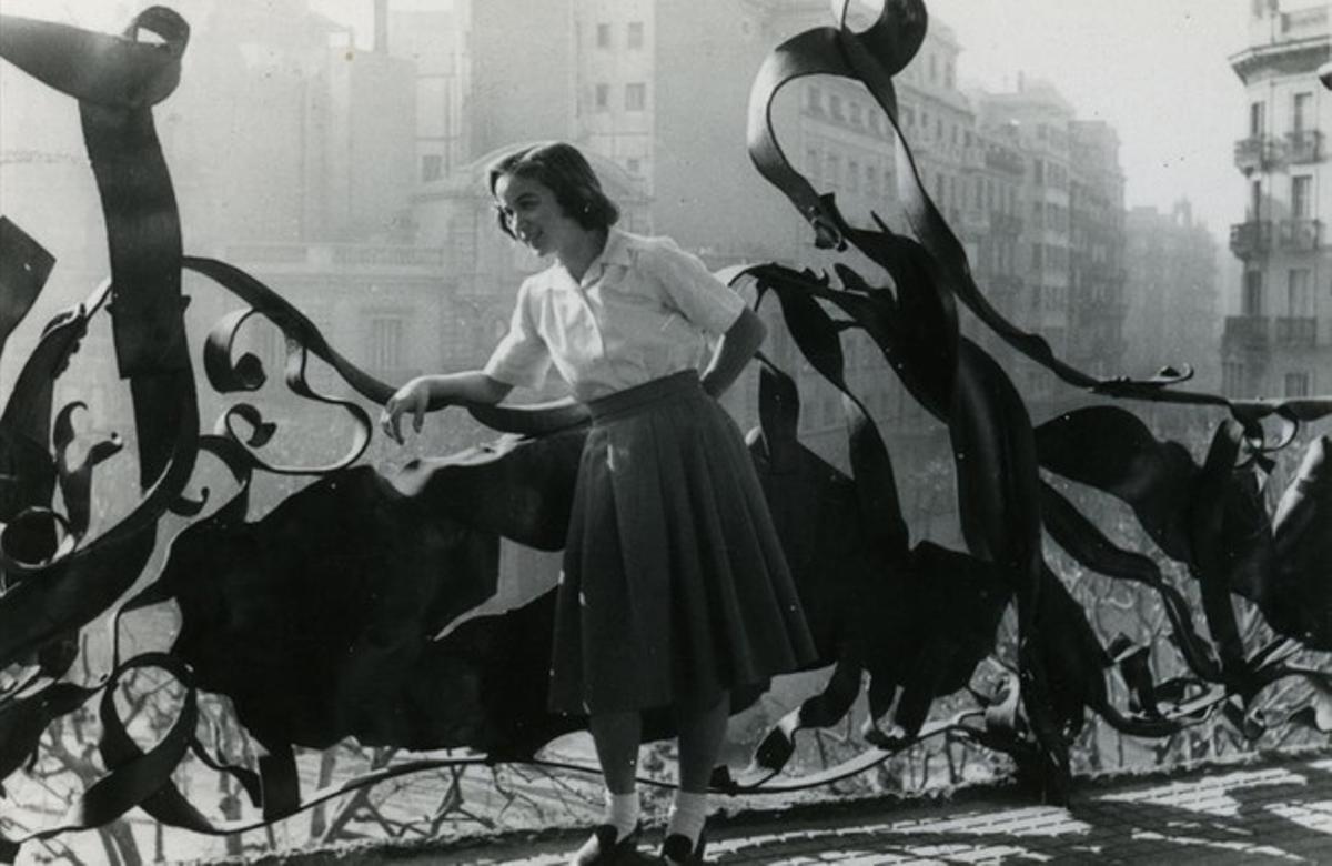 Elvira Roca-Sastre en el balcón de su piso en la Pedrera en 1959.