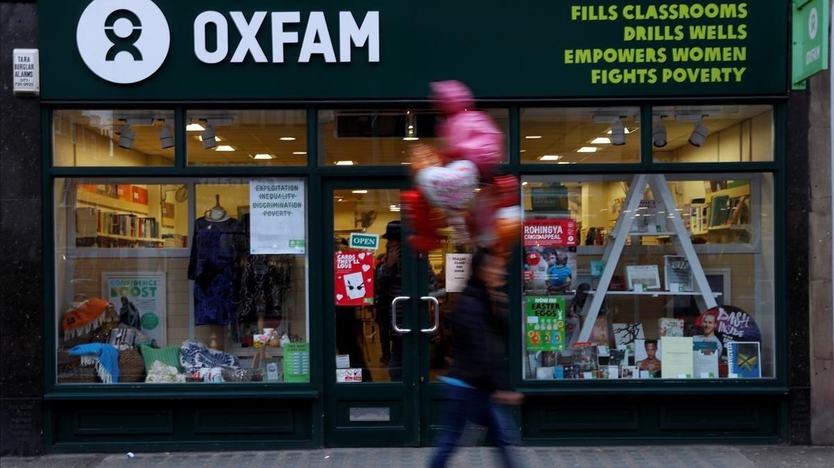 Un peatón pasa por delante de una tienda de Oxfam, en Londres, el 12 de febrero. Un peatón pasa por delante de una tienda de Oxfam, en Londres, el 12 de febrero.