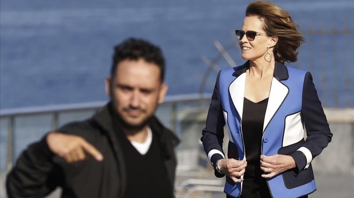 J. A. Bayona, junto a Sigourney Weaver, en San Sebastián, donde presentaron ’Un monstruo viene a verme’. J. A. Bayona, junto a Sigourney Weaver, en San Sebastián, donde presentaron ’Un monstruo viene a verme’.