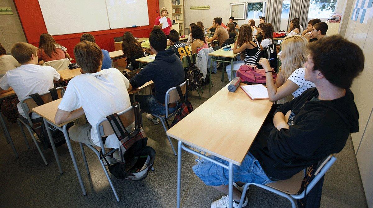 Una profesora imparte una clase en un instituto de Barcelona, en una imagen de archivo.