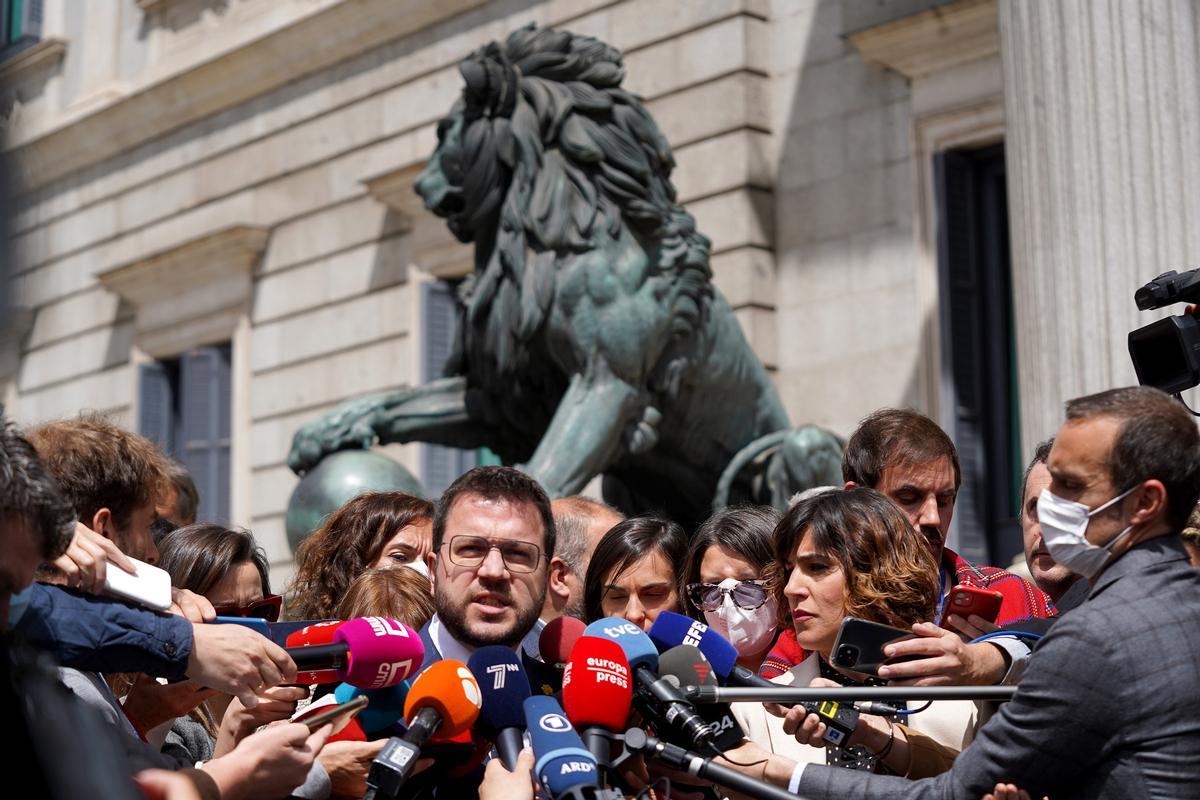 El president de la Generalitat, Pere Aragonès i Garcia durante las declaraciones a la prensa a la salida del Congreso.